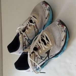 Women's Wave Inspire athletic shoes Size 9W